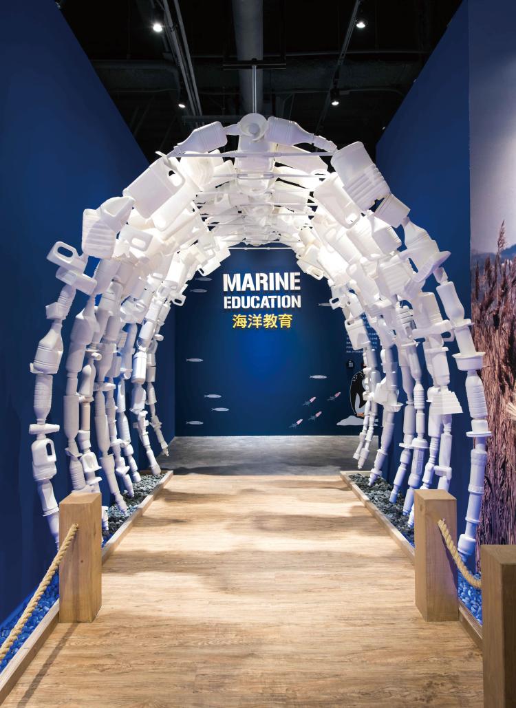 二樓釣魚故事館~鯨魚骨拱門【網紅最愛】偌大的鯨魚骨頭，是利用海廢搭成的裝置藝術，在鯨魚骨頭內坐下俯視，是網美界口耳相傳的拍照點。