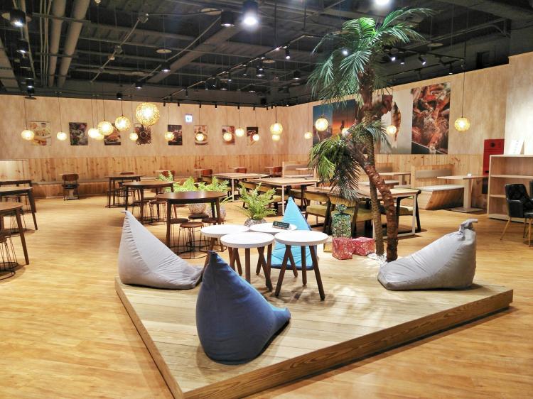 一樓有全台最美的丹堤咖啡，用餐空間舒適、餐點品項豐富，親友聚餐、商務餐敘皆適宜。