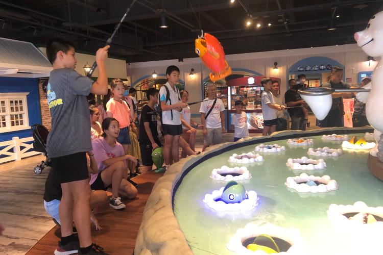 巨無霸釣魚機-全國唯一放大版的釣魚遊戲，除了門票外，館內消費累積滿500元，即可兌換體驗乙次。