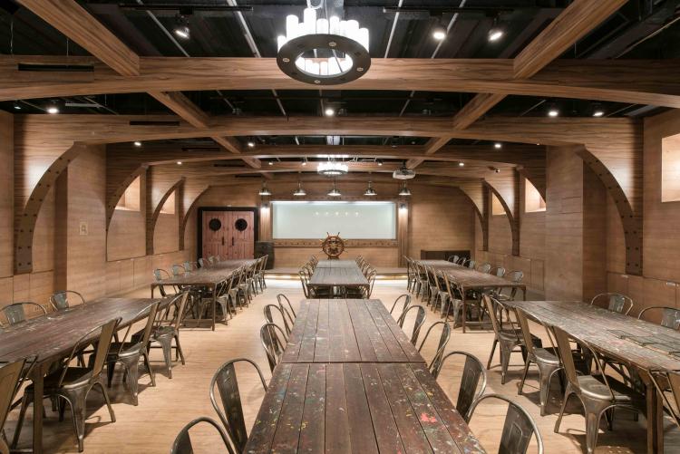 二樓釣魚故事館~DIY教室，彷彿置身中古世紀的船艙，空間舒適可容納40名。
